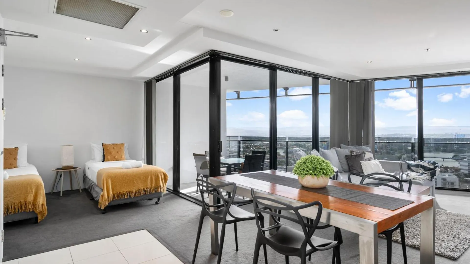 Circle On Cavill - Qstay Gold Coast