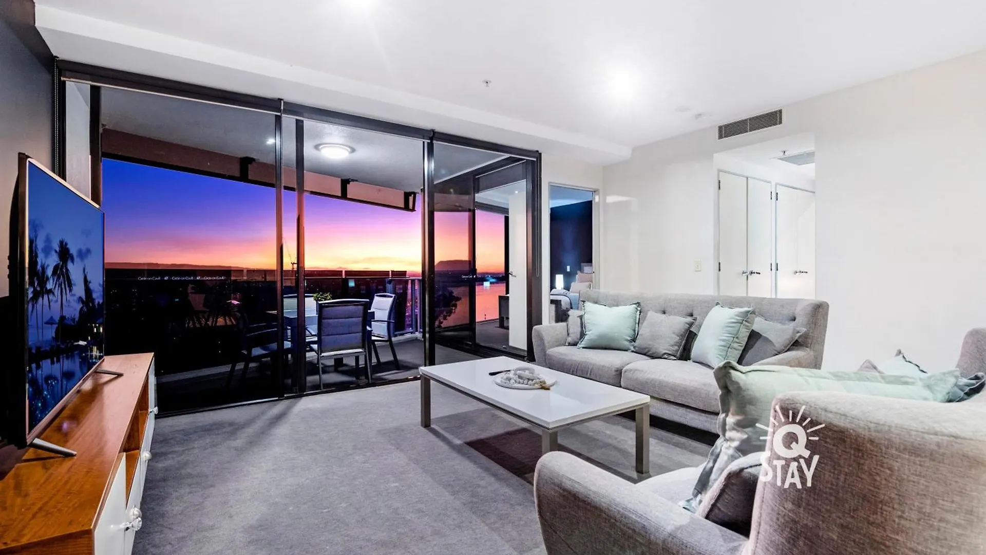 Circle On Cavill - Qstay Gold Coast